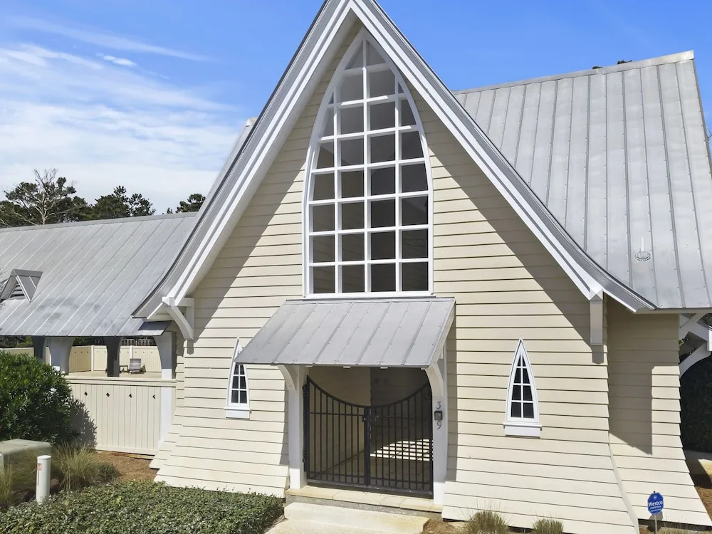 Magnolia Manor 5 Bedroom Home by RedAwning