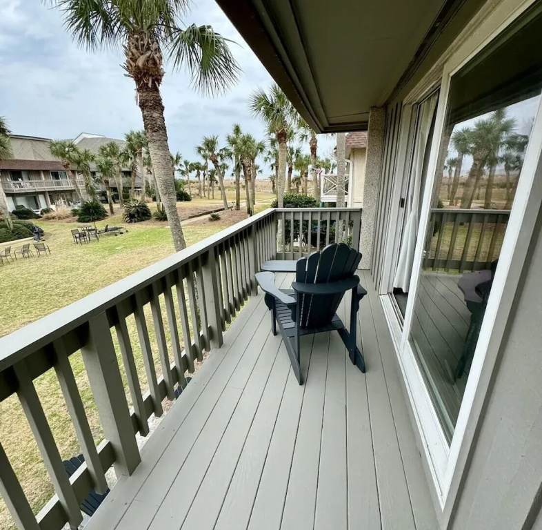 Two-story Condo With Private Deck, Wifi and Courtyard Pool Access