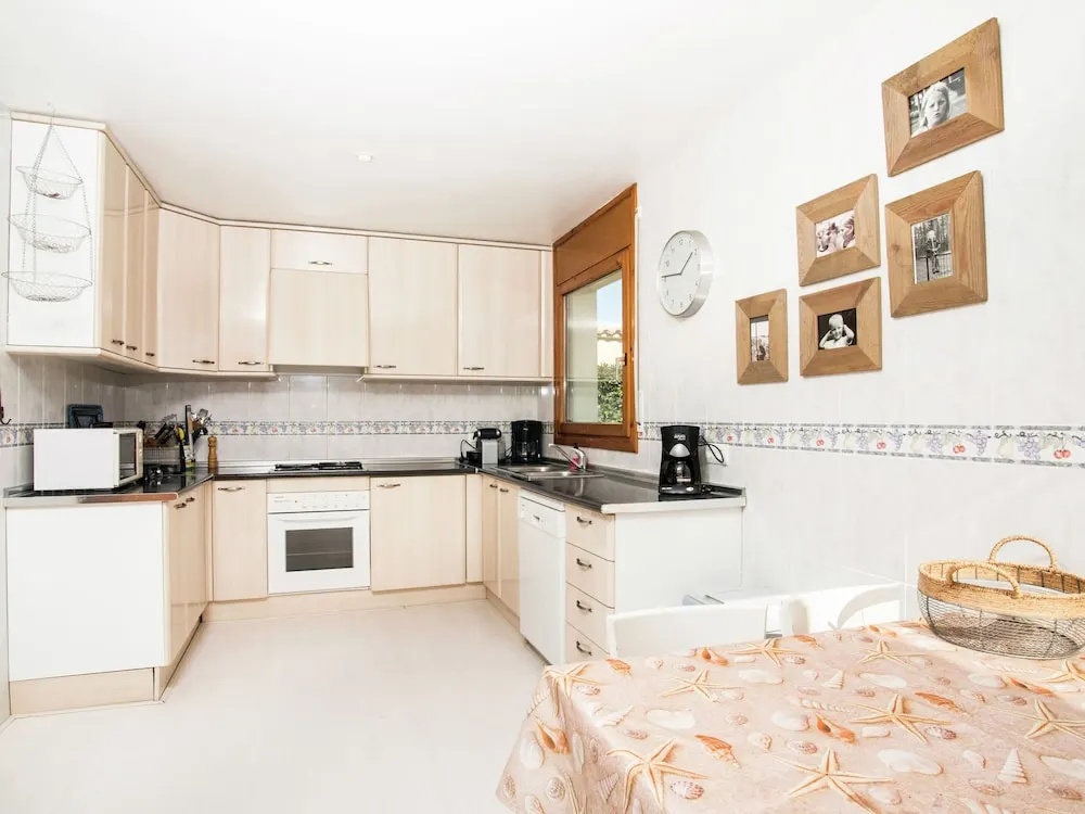 Detached Villa With Privated Pool Situated at the Seafront in Sant Pere Pescador - фото 21