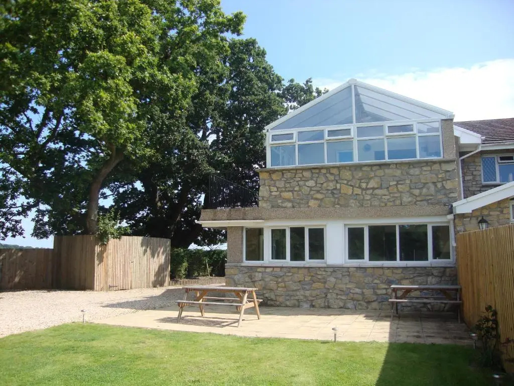 2 Bedrooms Cottage