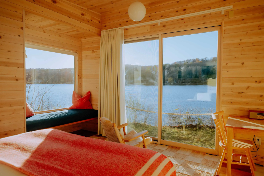 Standard room with lake view