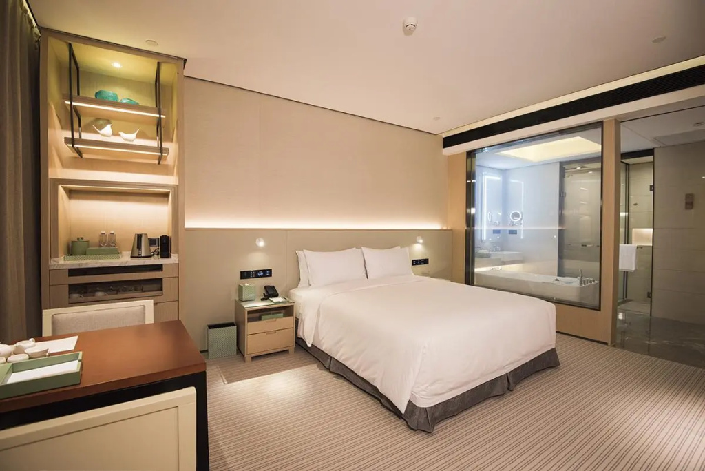 Suite with lake view