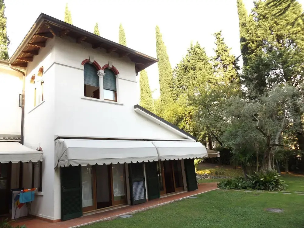 Exclusive Villa Dipped in a Wide Private Park, big Pool, on the Garda Lake