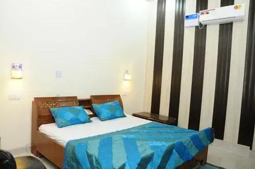 Hotel Golden Woods by OYO Rooms