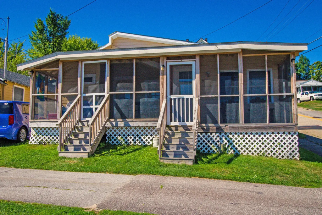 Half Moon Motel & Cottages
