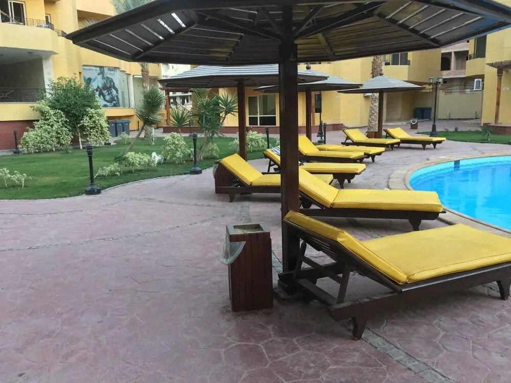 Pool View Apart At British Resort 1532