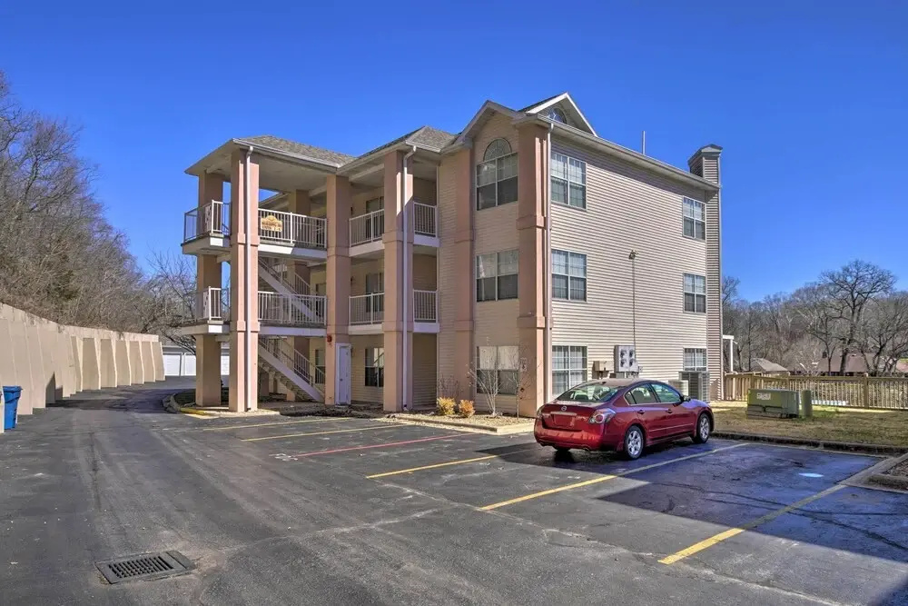 Lakefront Branson Condo w/ Porch & Dock Access