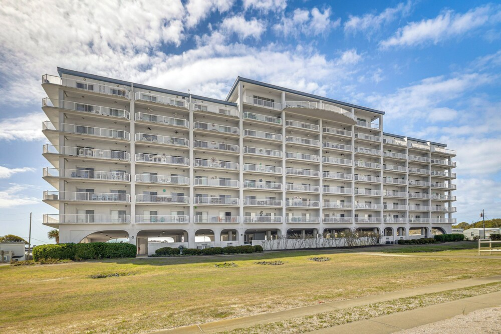 Walk to Ocean! Atlantic Beach Condo w/ Pool Access
