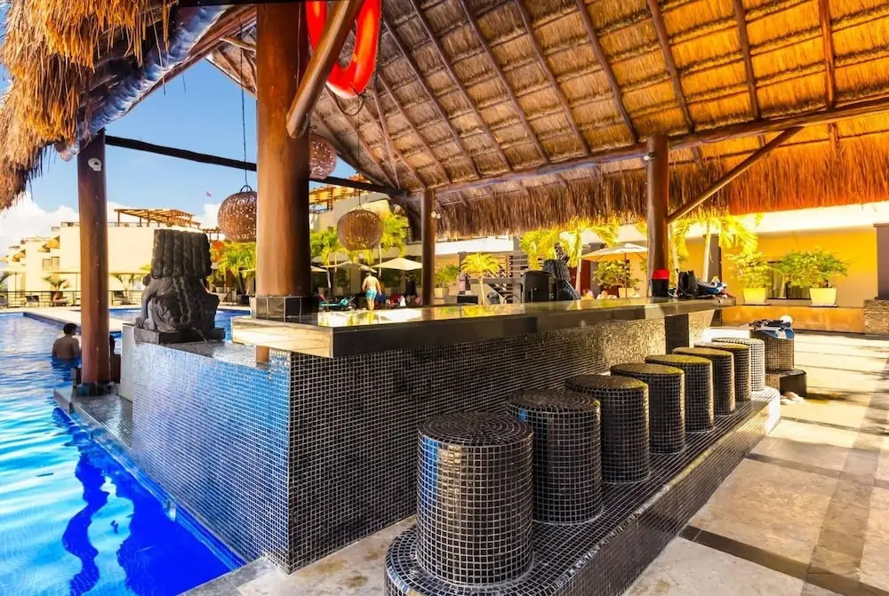 Beachfront! Luxury! 2 BR, W/ Plunge Pool. Paradise