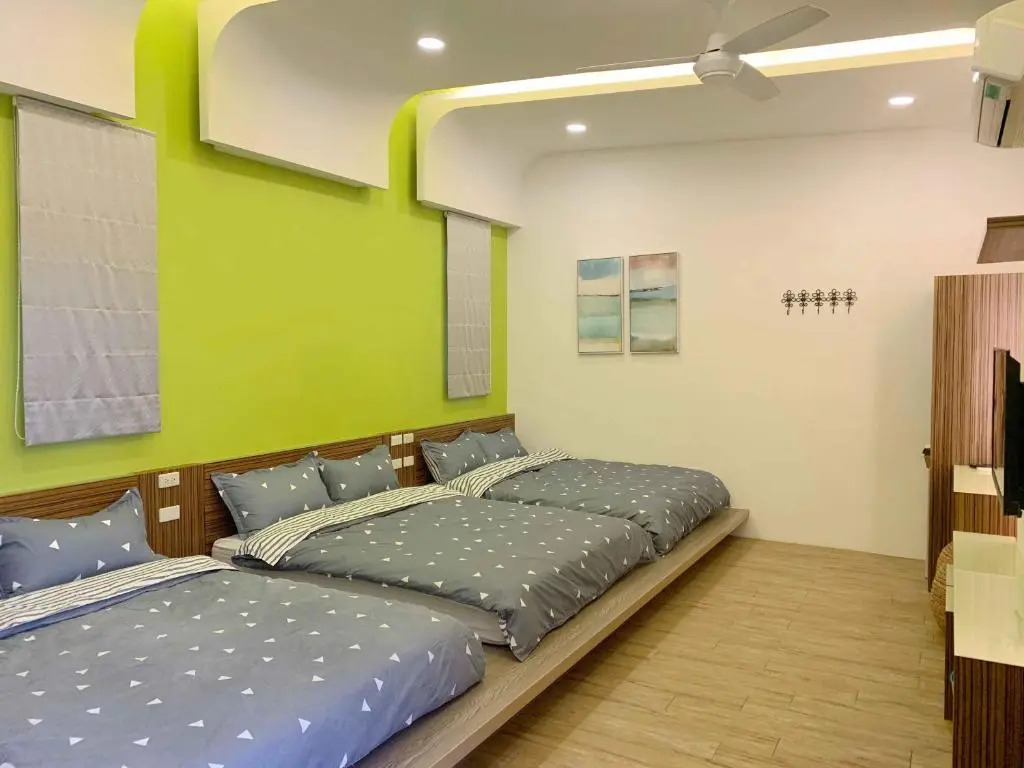 Quadruple Family Suite with courtyard view twin beds