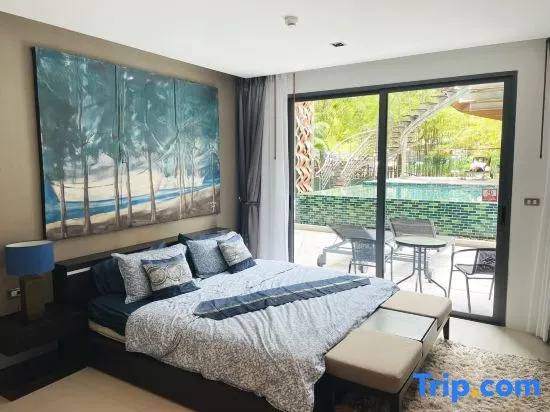 ET219-Studio with pool access at Emerald Terrace