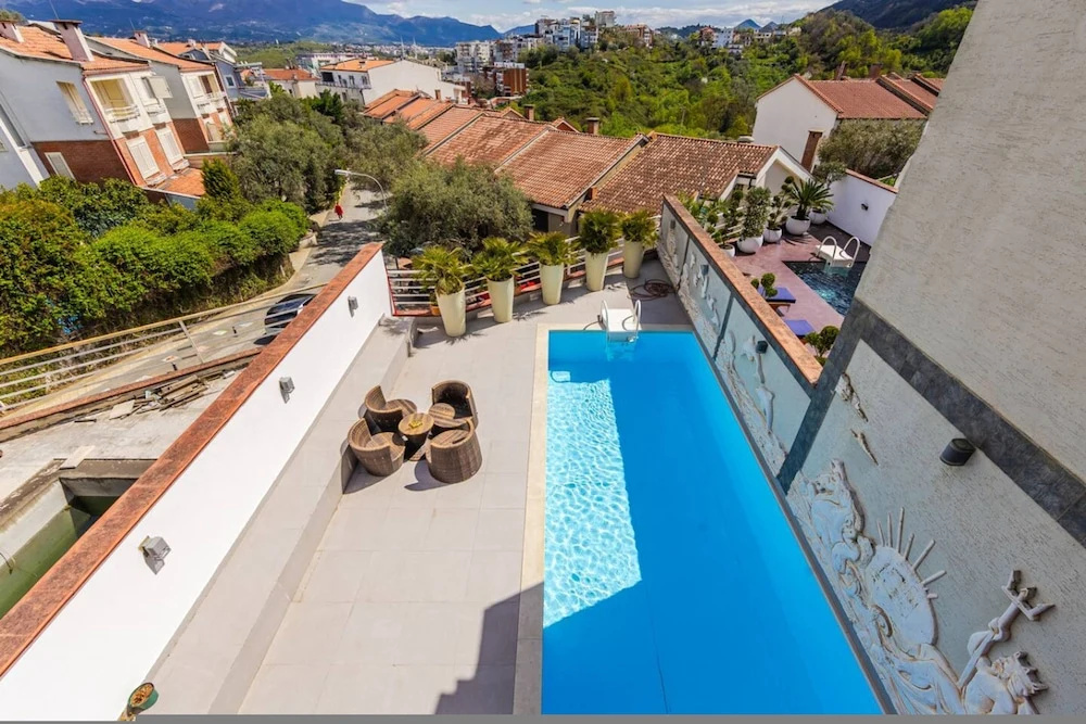 Tranquility Villa With Pool Private Garden BBQ