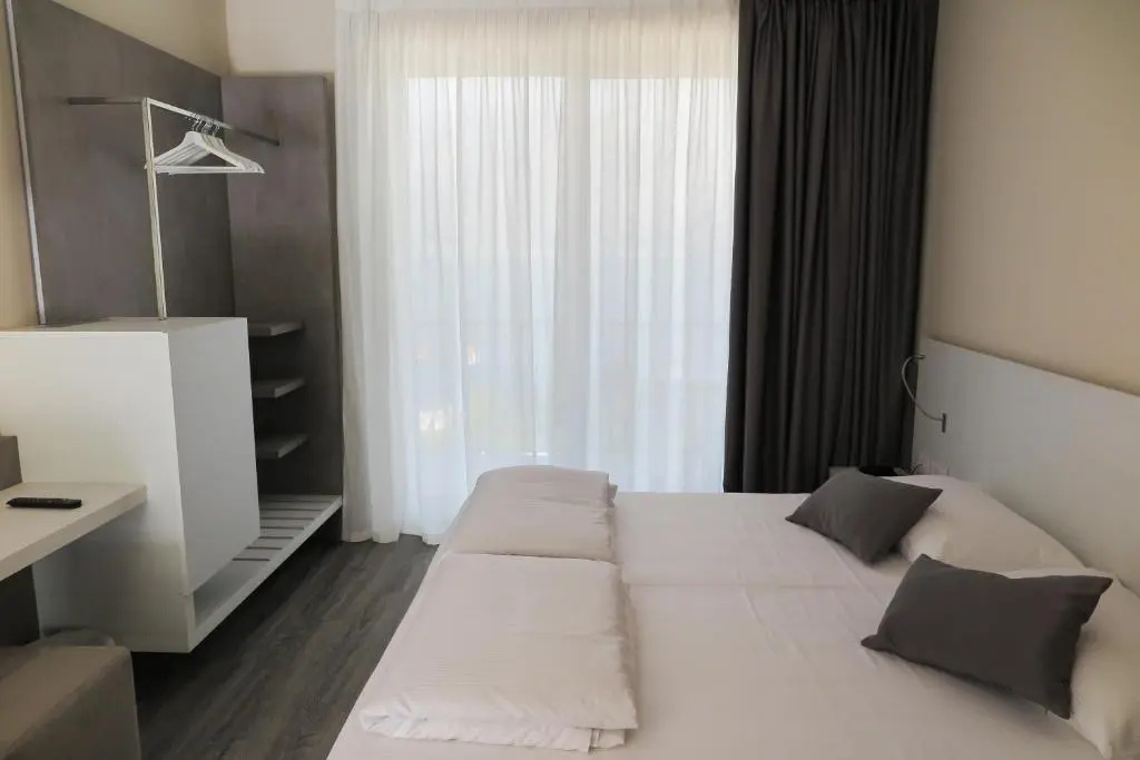 Superior Double room with lake view (full double bed)