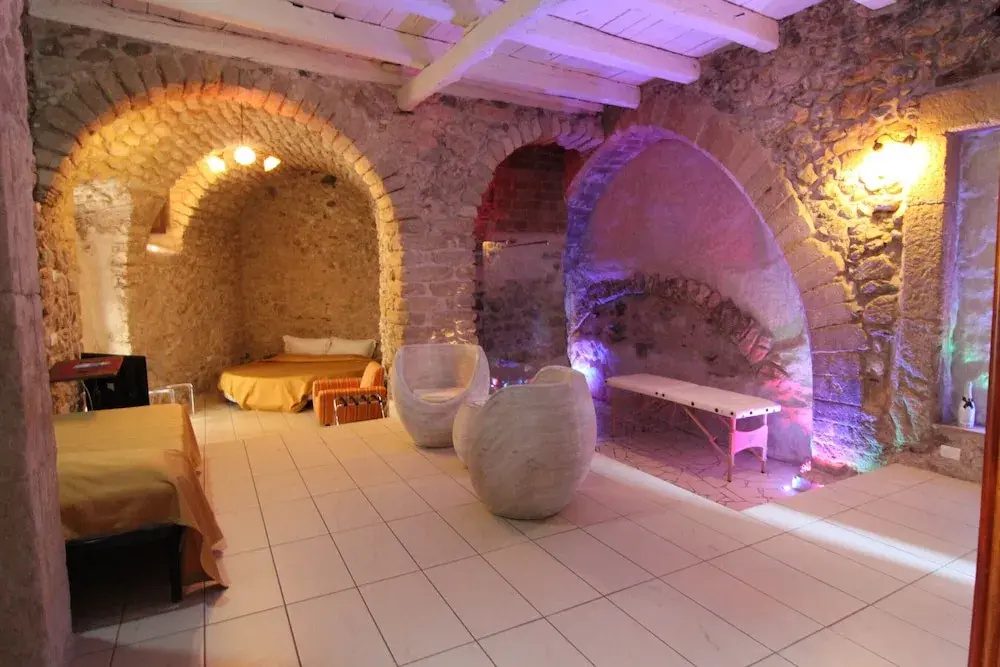 Double Basement Junior Suite (full double bed)