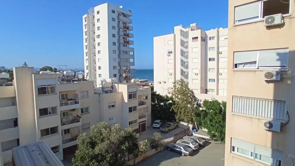 5 min to the Beach Holiday Shared Apartment incl NETFLIX - private ROOM in 3 bdr Apt