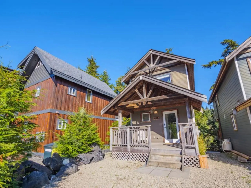 The Perch Modern 2 Bed Cabin with Patio and Hot Tub