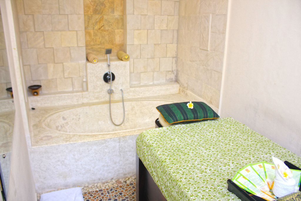 Отель The Lokha Legian Resort & Spa в Куте