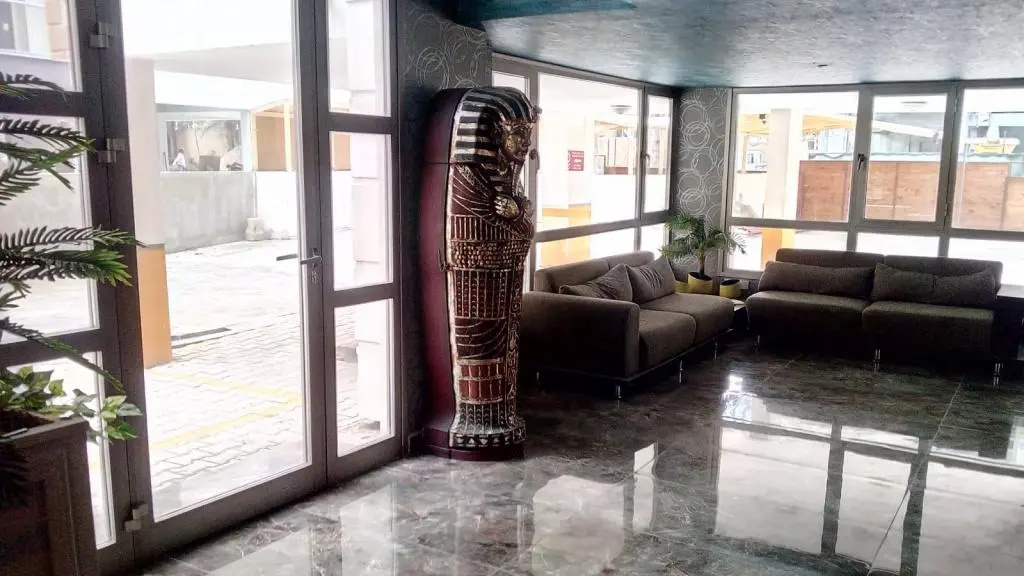 Lobby & Reception