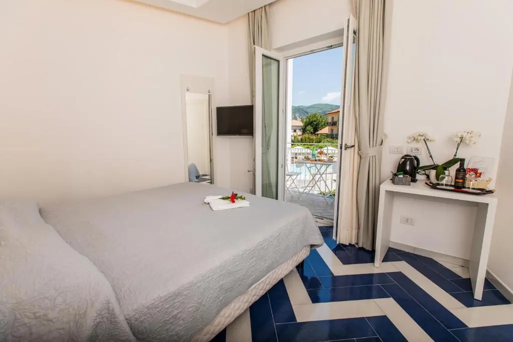 Standard Double room with pool view (full double bed)