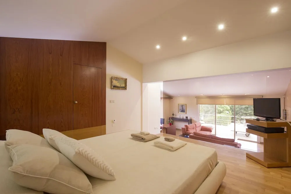 6 Bedrooms Villa