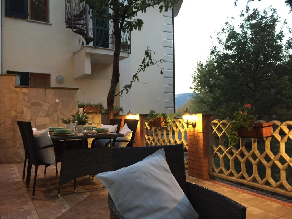 CASA VACANZE MONEGLIA 2 CAMERE con TERRAZZA nel VERDE
