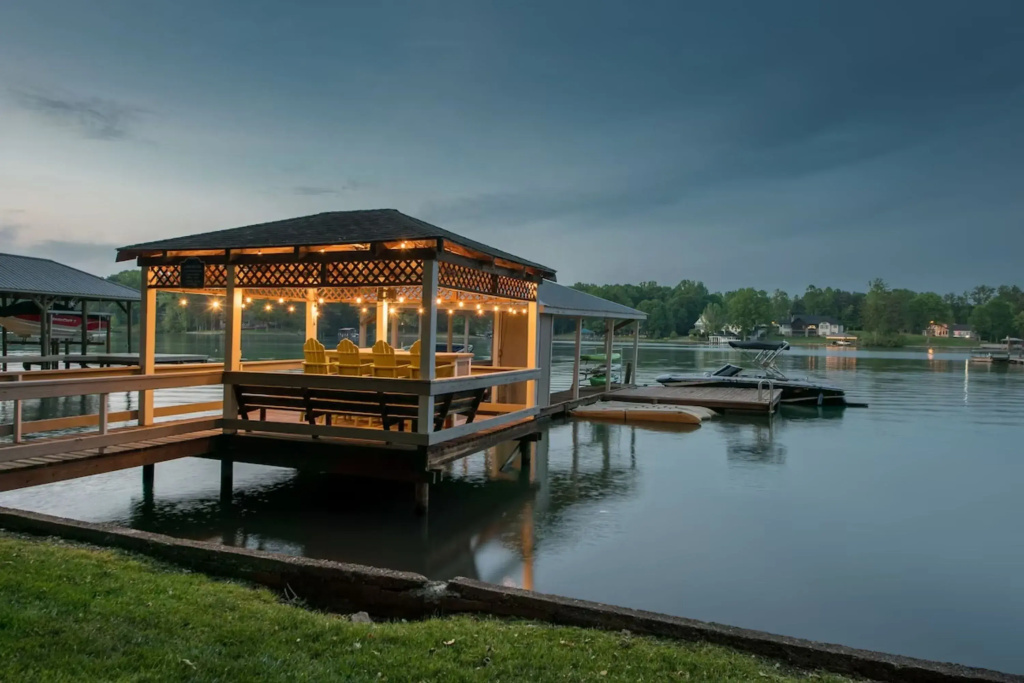 Lucky's Lake House by Avantstay Private Lake Bar