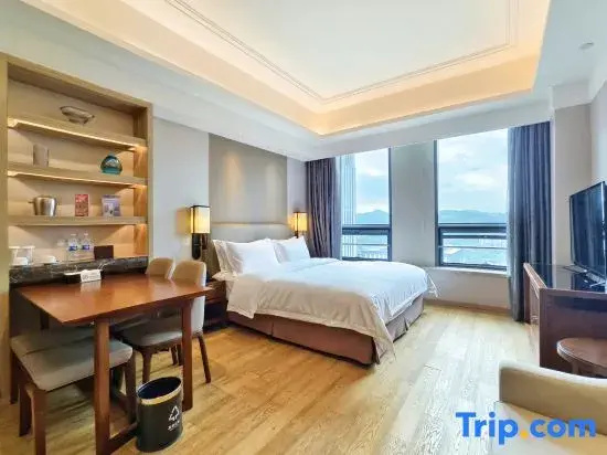 Deluxe Double room with city view (full double bed)