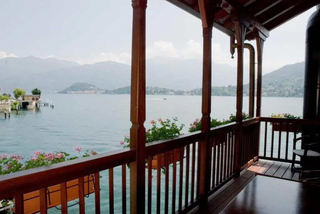 Deluxe Double room with lake view (full double bed)
