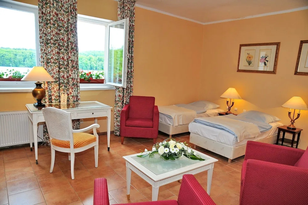 Standard Triple room with lake view