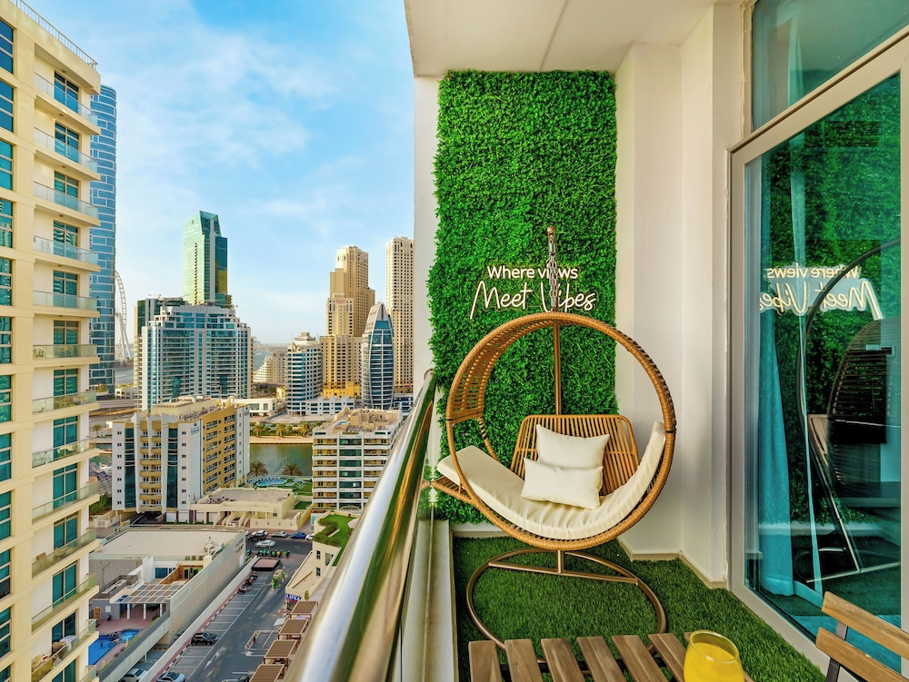 Urban Dubai Marina Stay Near Yacht