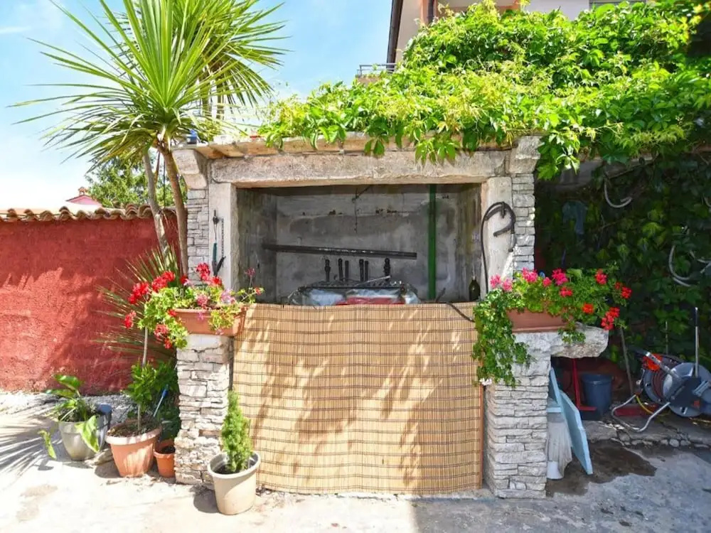 Bright Studio Apartment With Pool View