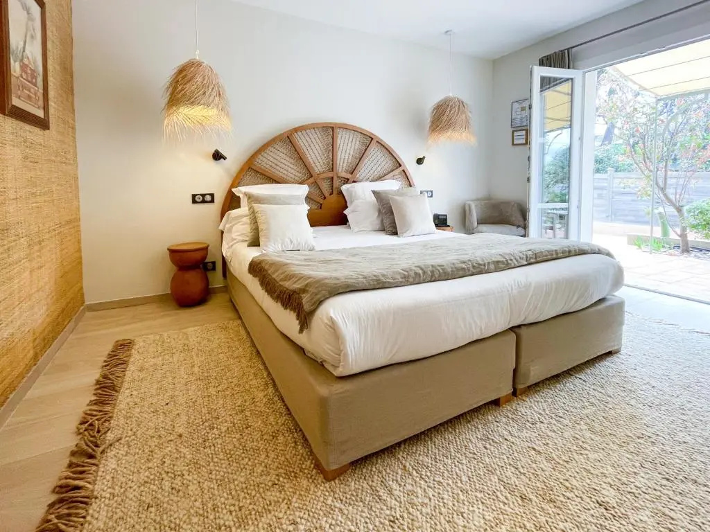Deluxe Double room (full double bed)