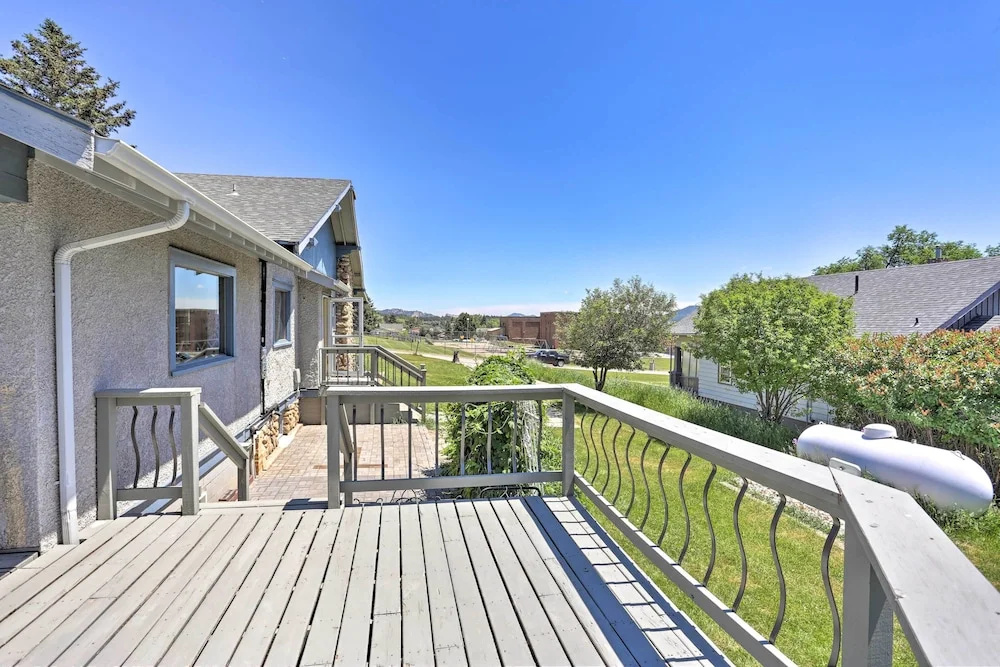 Walk to Downtown: Custer Retreat w/ Fire Pit!