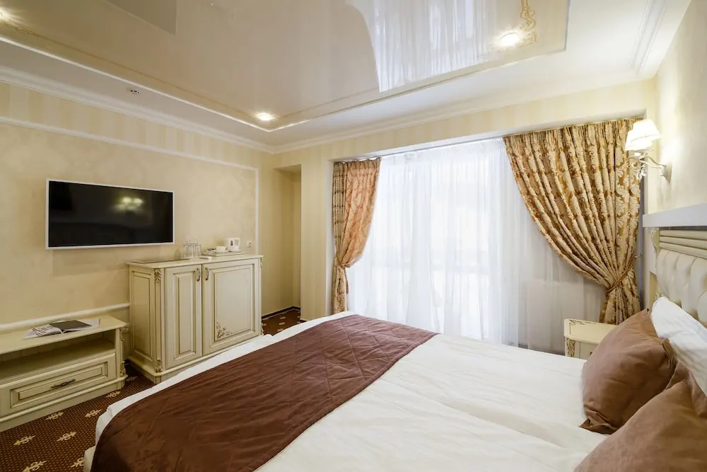 Deluxe Double room with balcony and with mountain view (full double bed)