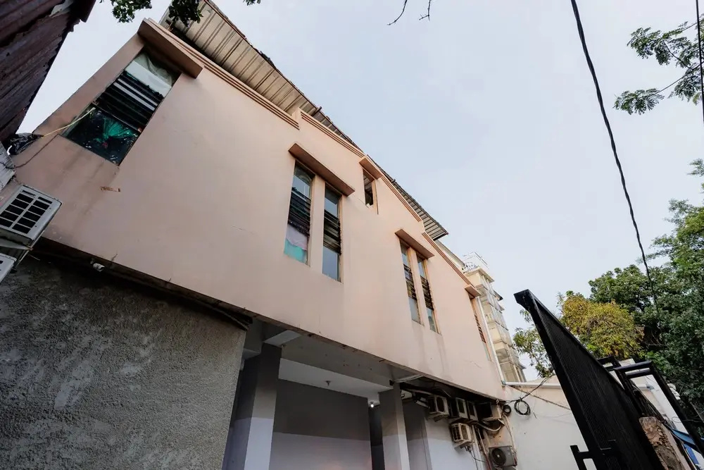 RedDoorz near Esa Unggul University Jakarta Campus