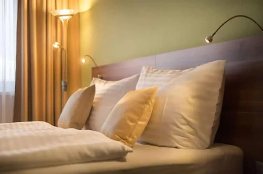 標準雙人房，設有露台及大床