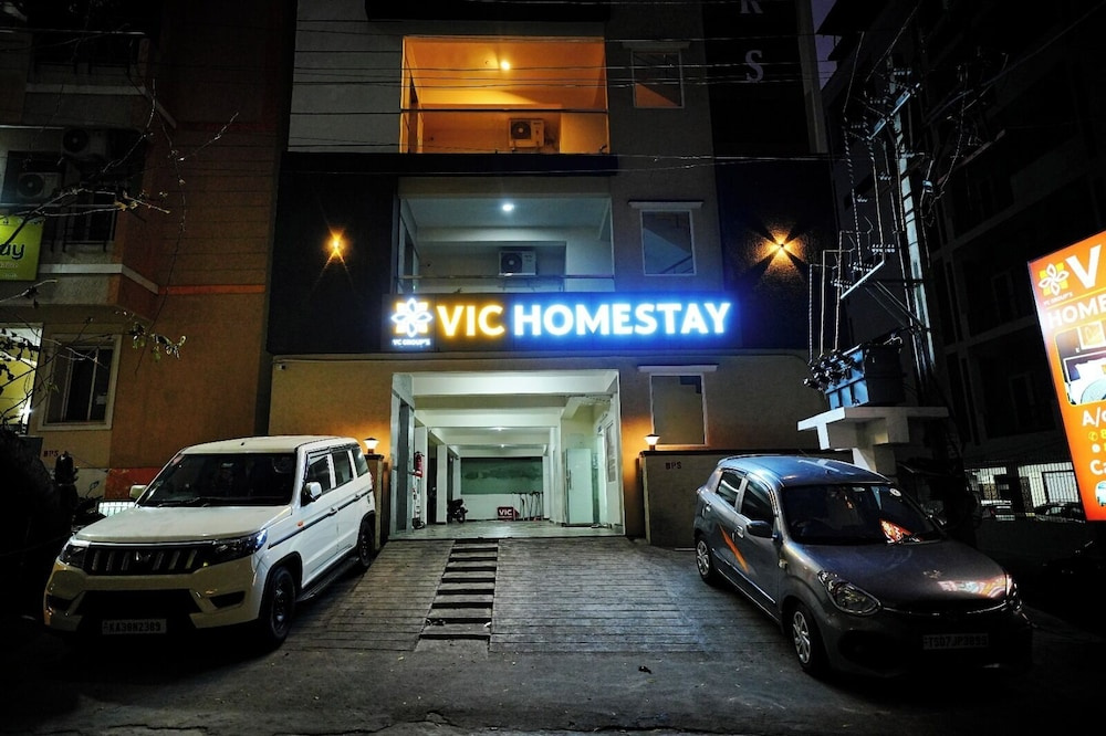 VIC HOMESTAY by pickurstay Hotels