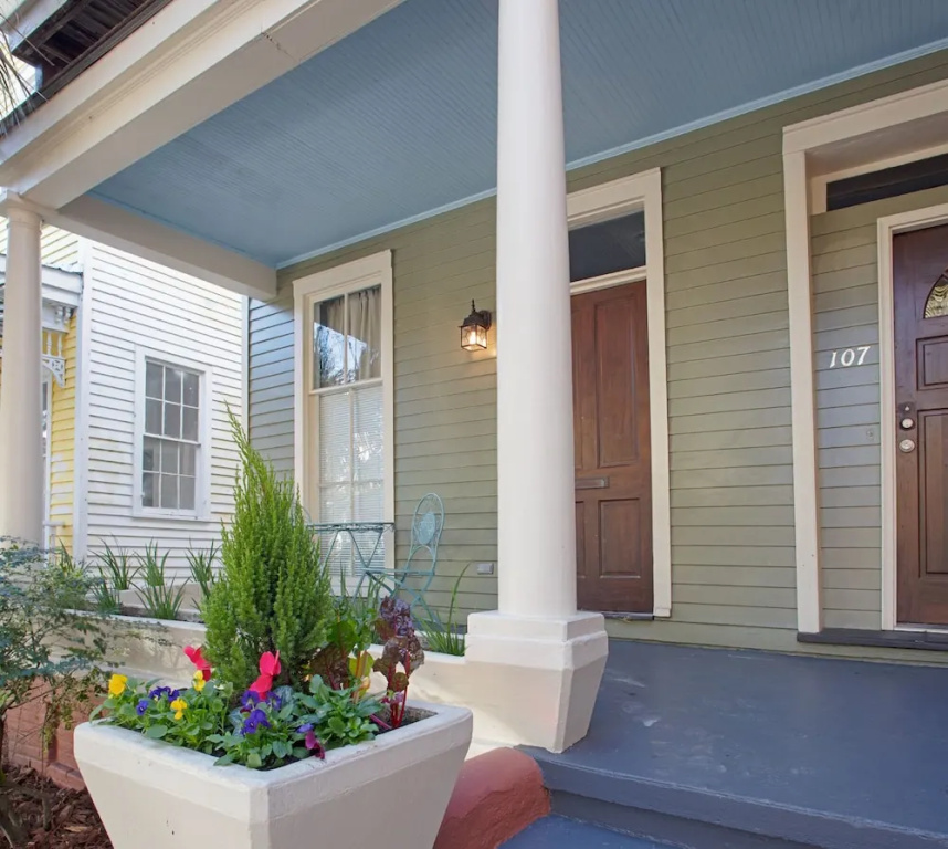 Huge 5 bedroom 5 bath Home in Savannah