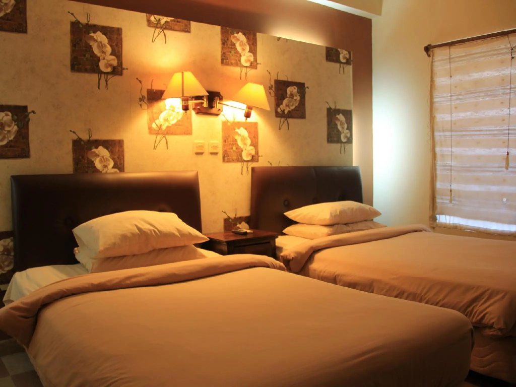 Deluxe room with pool view