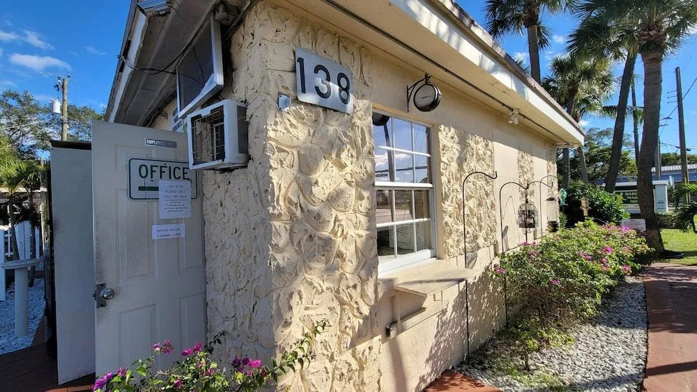 Barefoot Mailman Inn & Suites