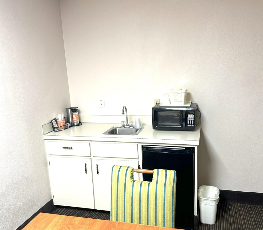 Quality Inn & Suites Salina West - фото 41