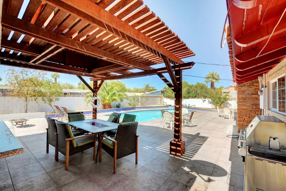 Las Vegas Elegance! Pool Table & Sparkling Pool! 3 Bedroom Home by RedAwning