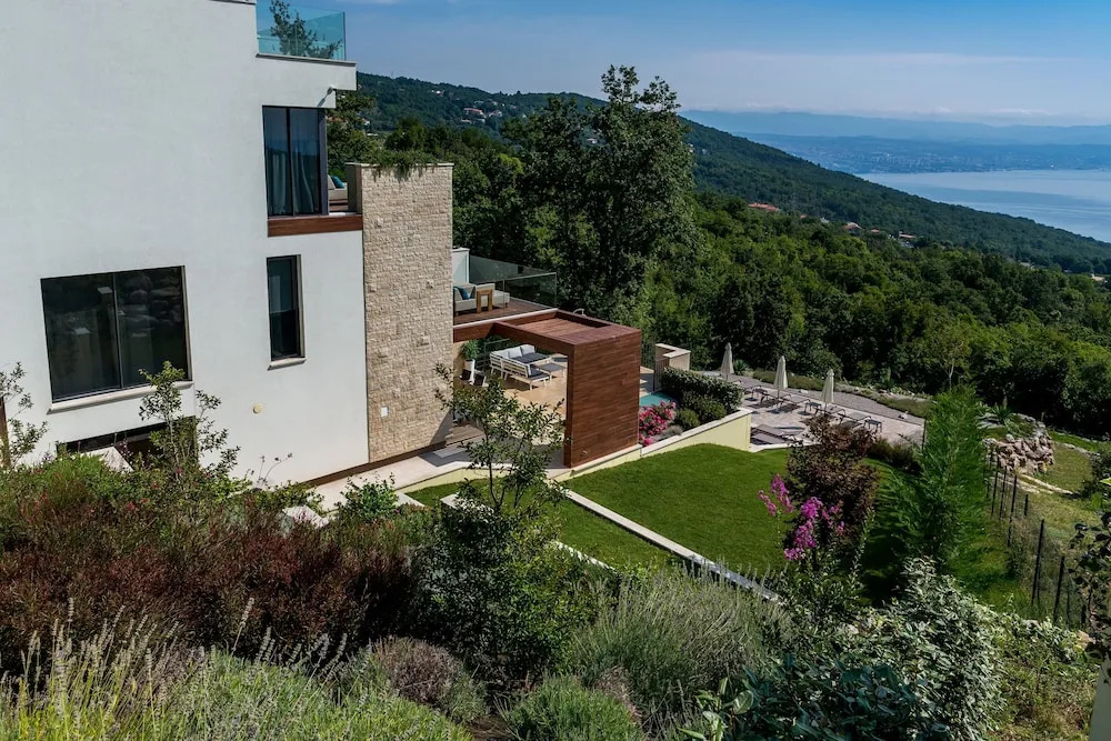 Villa AltaVista, Opatija - Seaview & Relax with Heated Pool and Private MiniGolf - фото 20
