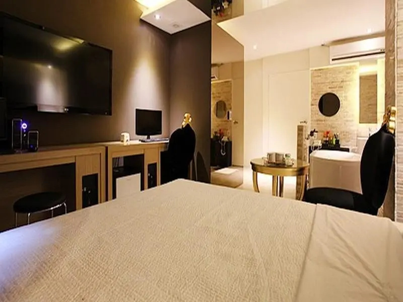 Deluxe Double room (full double bed)