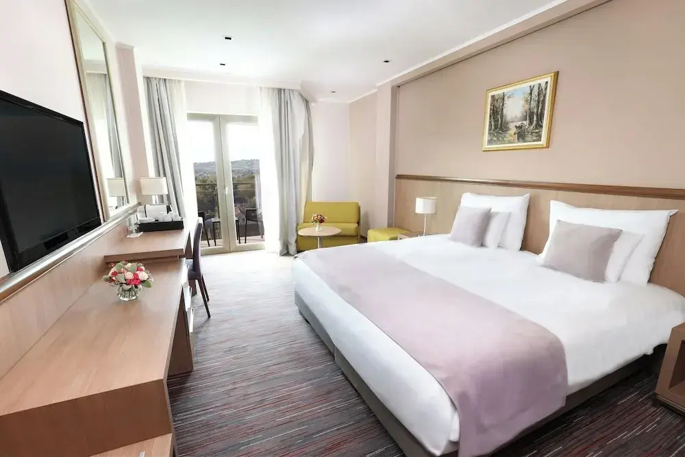 1 Bedroom Deluxe Double room with view (full double bed)