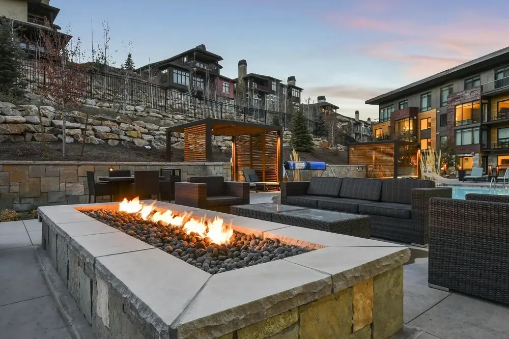 2 Bedroom Lift - Modern & Ski-in, Ski-out Condo by Redawning