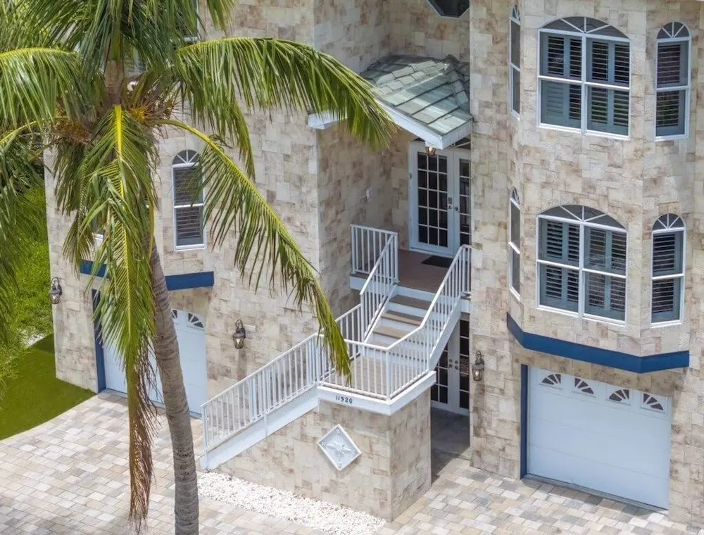 Bella Vita 5 Bedroom Home by RedAwning