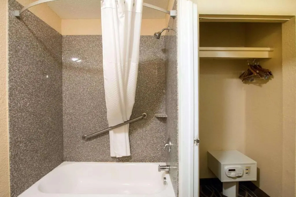 Quality Inn & Suites I-35 near Frost Bank Center - Chambres