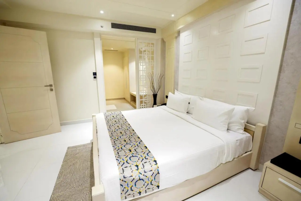 AJ Grand Hotel — фото 4