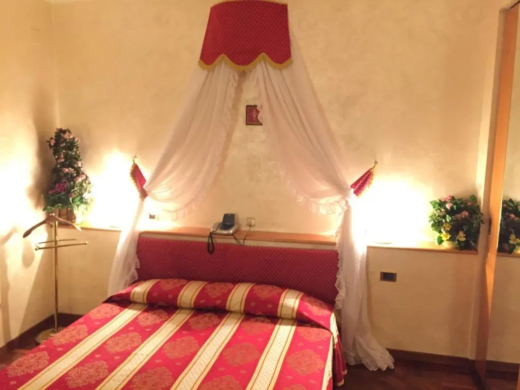 Deluxe Double room (full double bed)